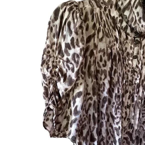 MaEVe | ANIMAL PRINT SHORT SLEEVE BLOUSE PLEATS BUTTON UP NECK | SIZE: 4 - Picture 5 of 12